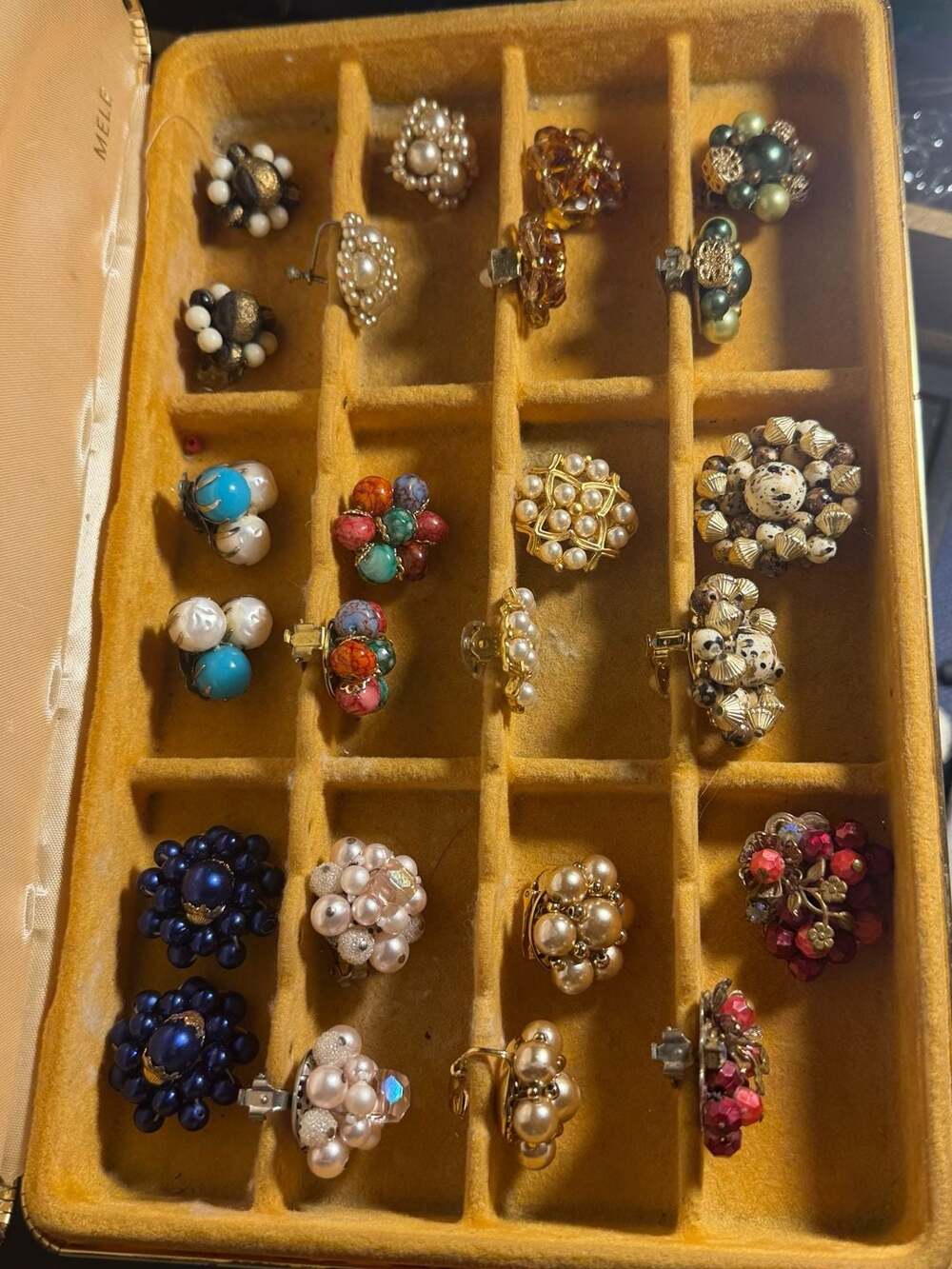 Vintage Mele Jewelry Box W/ Assorted Mid Century Clip-On Cluster Earrings Lot